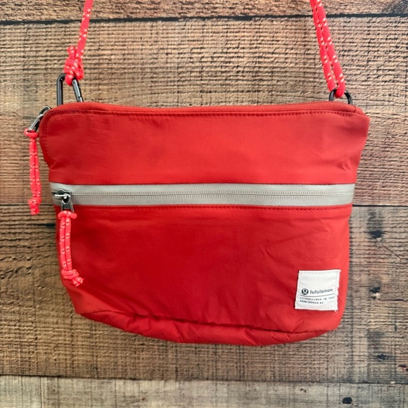 Lululemon Unisex Patch Logo Crossbody Bag 2.5L - Picture 3 of 12